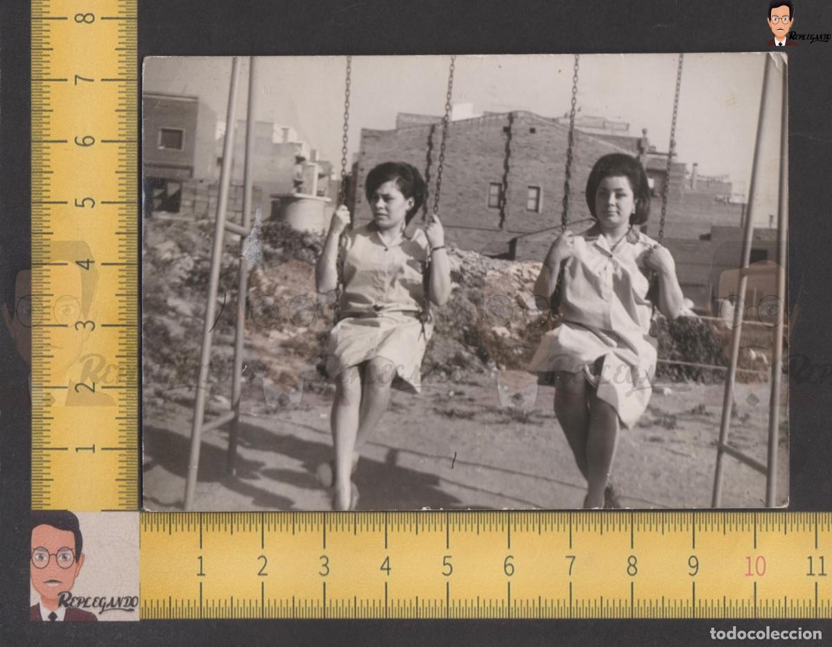 Photographie ancienne: GUAPAS CHICAS J&Oacute;VENES SENTADAS EN COLUMPIO - FOTO ANTIGUA A&Ntilde;OS 50/60 - MUJER ESPA&Ntilde;A 001