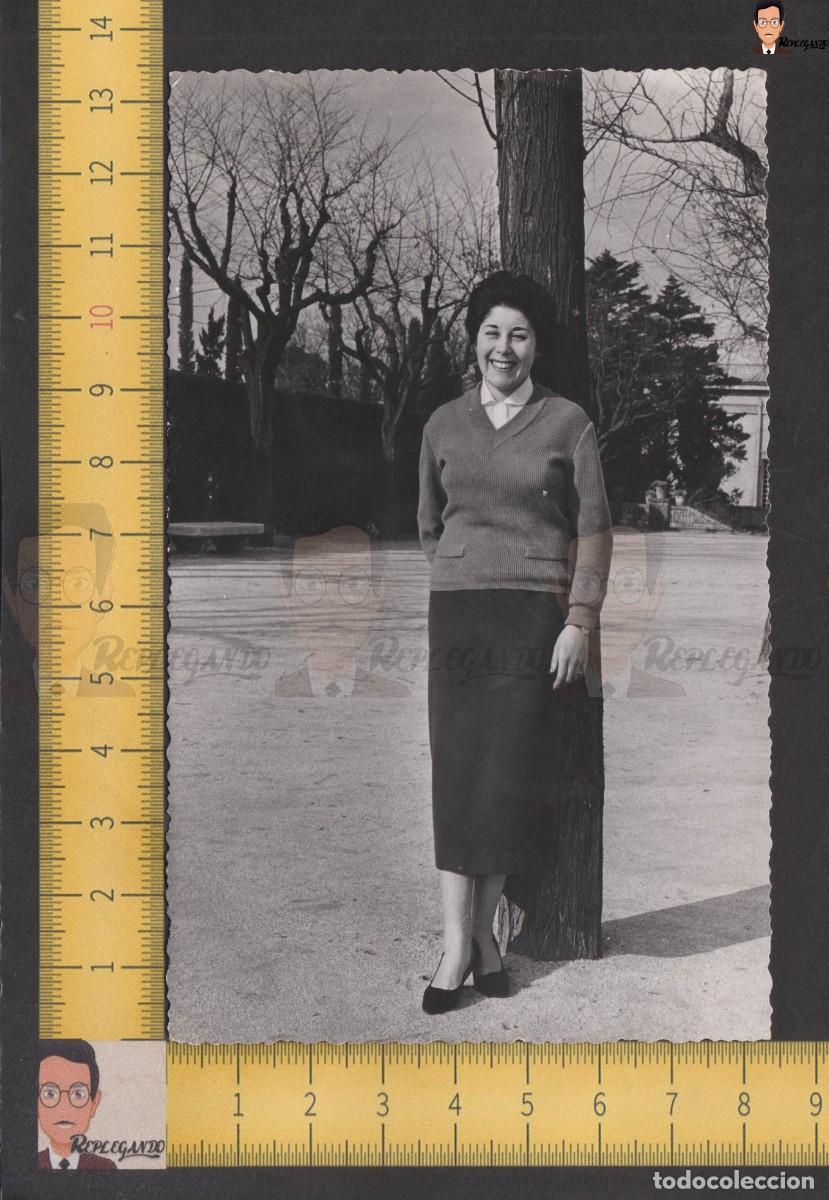 Photographie ancienne: GUAPA CHICA JOVEN CON FALDA SONRIE JUNTO A &Aacute;RBOL - FOTO ANTIGUA A&Ntilde;OS 50/60 - MUJER ESPA&Ntilde;A 001