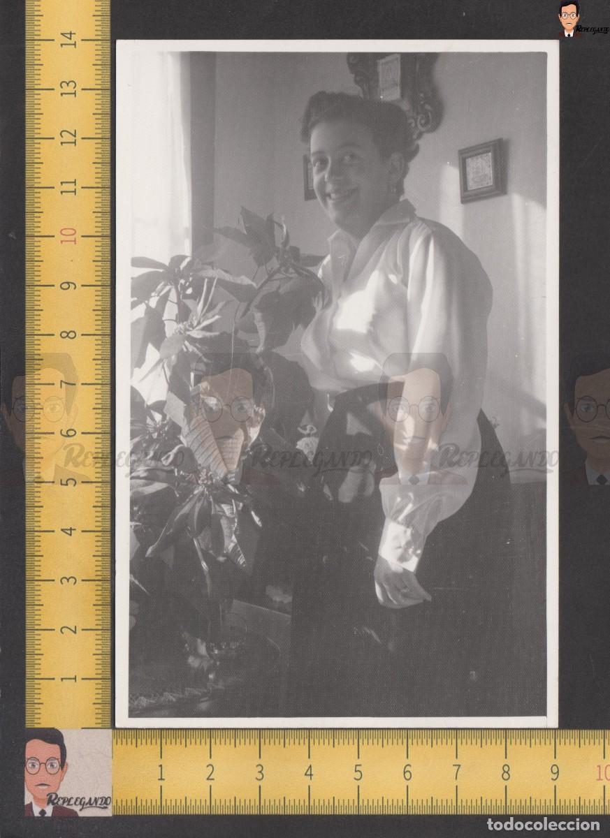 Photographie ancienne: CHICA JOVEN CON CAMISA BLANCA SONRIE JUNTO A MACETA FLOR - FOTO ANTIGUA A&Ntilde;OS 60 - MUJER ESPA&Ntilde;A 001