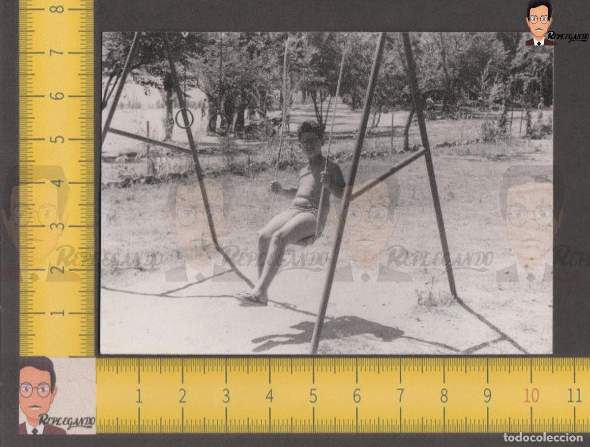 Fotografia antiga: NI&Ntilde;O EN COLUMPIO DE PARQUE - FOTO ANTIGUA EN BLANCO Y NEGRO A&Ntilde;OS 50/60 - INFANCIA ESPA&Ntilde;A 001