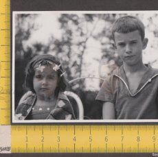 Fotografia antica: PAREJA DE NIÑOS - NIÑA FLORES EN PELO Y NIÑO SERIO - FOTO ANTIGUA AÑO 1960 - INFANCIA ESPAÑA 001