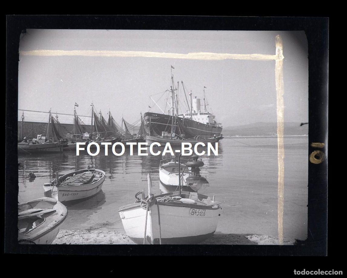 Fotograf&iacute;a antigua: NEGATIVO PUERTO DE PALAMOS BARCAS DE PESCADORES BARCO CARGUERO MONTCALM A&Ntilde;O 1954