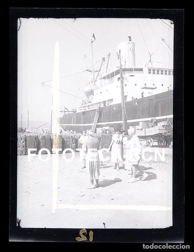 Fotograf&iacute;a antigua: NEGATIVO PUERTO DE PALAMOS BARCO CARGUERO MONTCALM DESCARGA DE MERCANCIAS A&Ntilde;O 1954