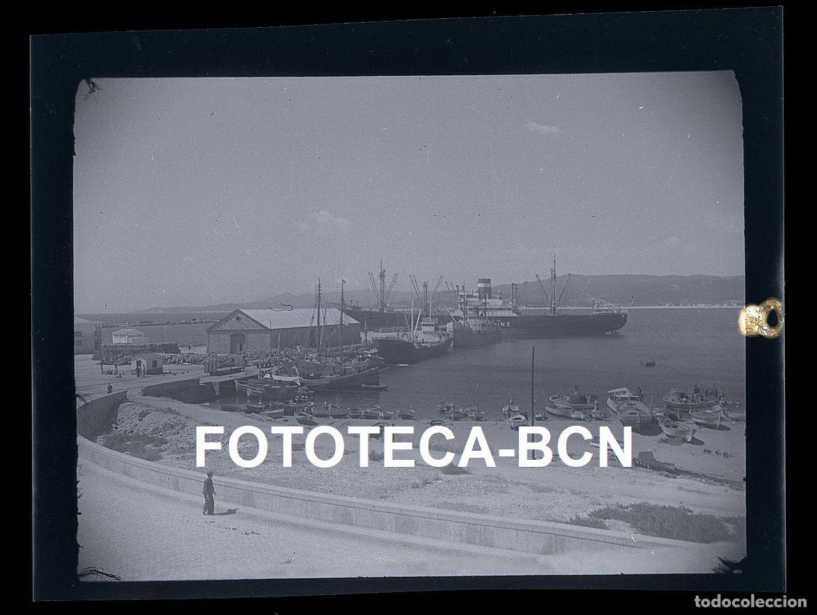 Fotograf&iacute;a antigua: NEGATIVO PUERTO DE PALAMOS BARCO CARGUERO ALMACEN MERCANCIAS A&Ntilde;O 1952