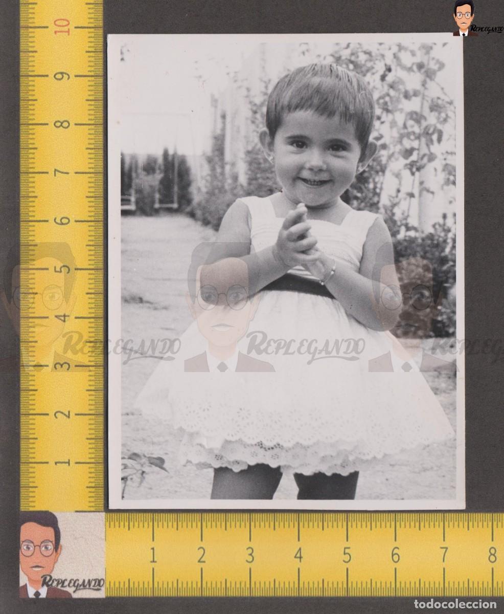 Photographie ancienne: RETRATO SIMP&Aacute;TICA NI&Ntilde;A SONRISA CON VESTIDO BLANCO - FOTO ANTIGUA A&Ntilde;O 1959 - INFANCIA ESPA&Ntilde;A