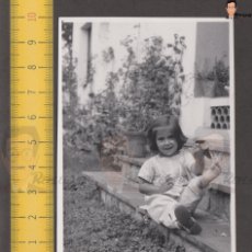 Fotografía antigua: SIMPÁTICA NIÑA DESCALZÁNDOSE EN ESCALERA DE JARDÍN - FOTO ANTIGUA AÑO 1960 - INFANCIA ESPAÑA 001
