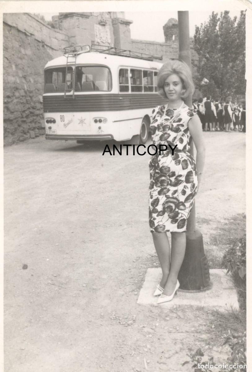 Fotografia antica: Mujer frente a autobus. localizaci&oacute;n desconocida. 1964.