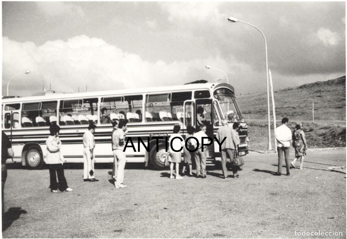 Fotografia antica: Sierra Nevada. Autob&uacute;s. Grupo. Probable a&ntilde;os 60.