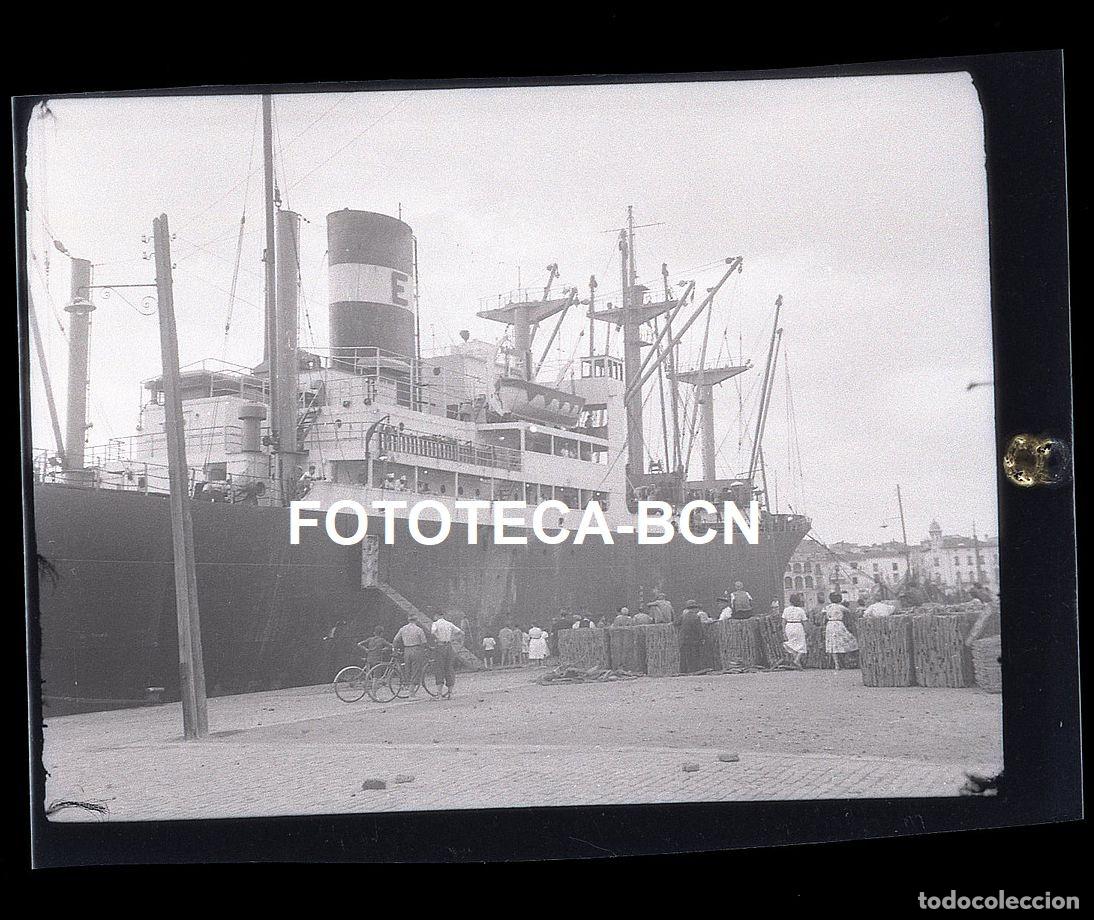 Fotograf&iacute;a antigua: NEGATIVO PALAMOS PUERTO BARCO CARGUERO MERCANCIAS EN EL MUELLE A&Ntilde;O 1953