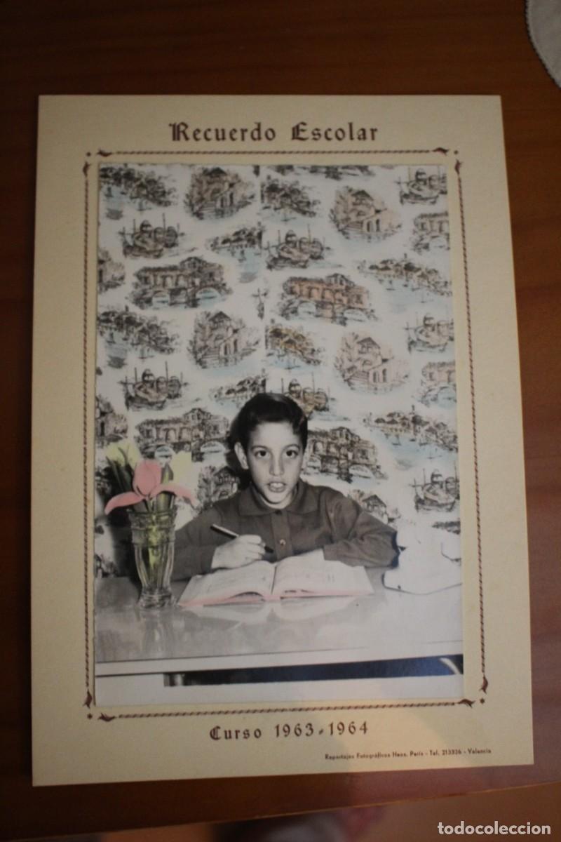 Fotograf&iacute;a antigua: Fotograf&iacute;a de recuerdo escolar de los a&ntilde;os 60 con paspart&uacute;.