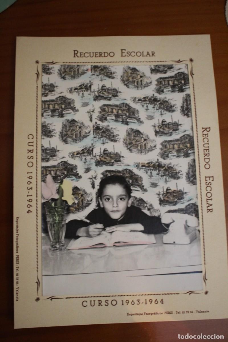 Fotograf&iacute;a antigua: Fotograf&iacute;a de recuerdo escolar de los a&ntilde;os 60 con paspart&uacute;.
