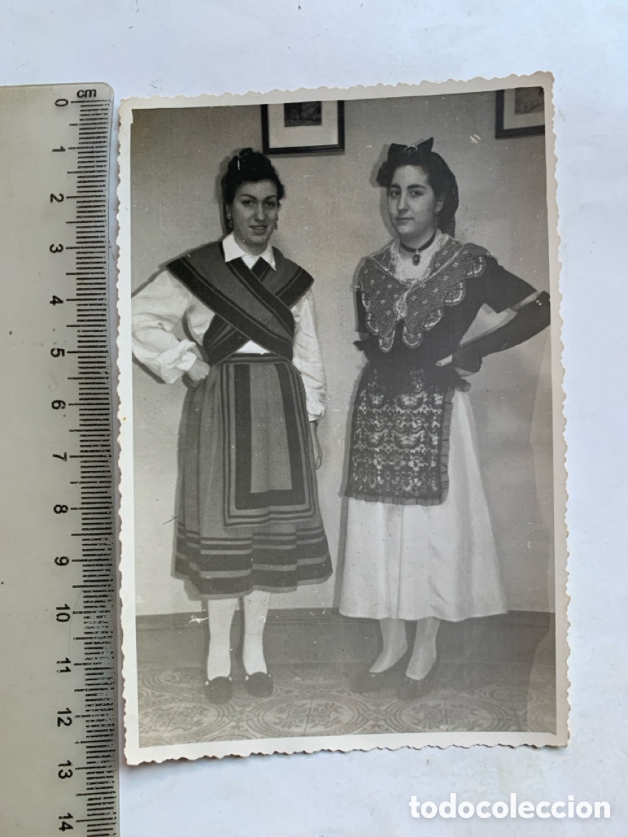 Fotograf&iacute;a antigua: FOTO. DOS JOVENES CON LOS TRAJES REGIONALES DE ASTURIAS Y CATALU&Ntilde;A. FOT&Oacute;GRAFO?. A&Ntilde;O 1951.