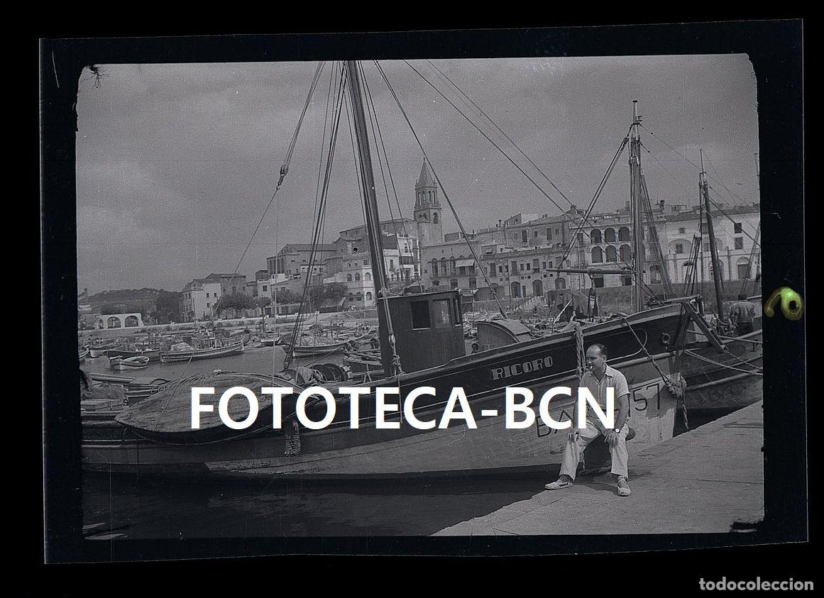 Alte Fotografie: NEGATIVO PUERTO DE PALAMOS BARCA DE PESCADORES A&Ntilde;O 1949