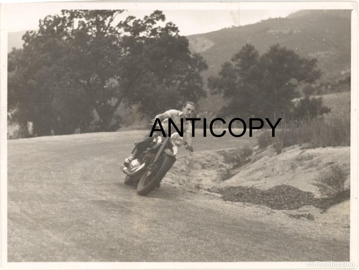 Fotograf&iacute;a antigua: Fotograf&iacute;a. Motos. Montado en la moto tomando una curva. 60's?. Localizaci&oacute;n desconocida.