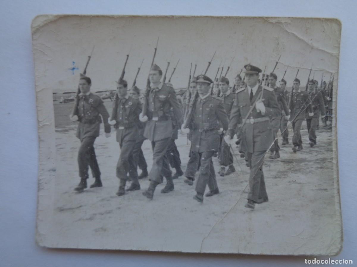 Fotograf&iacute;a antigua: AVIACION : FOTO DE MILITARES DEL EJERCITO DEL AIRE DESFILANDO , AL FONDO AVIONES BIPLANOS