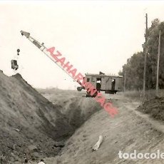 Fotografía antigua: SEVILLA, 1946, TRABAJOS EN EL MUELLE ELCANO, JUNTO AL GUADALQUIVIR, 84X60MM
