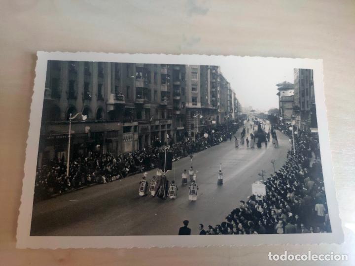 Fotograf&iacute;a antigua: Semana Santa. Procesi&oacute;n calle Calvo Sotelo de Santander. A&ntilde;os 50. Tama&ntilde;o postal