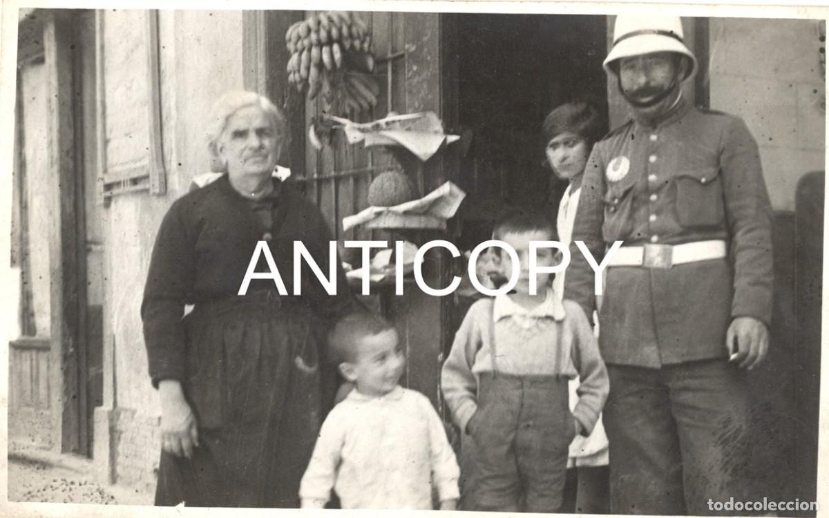 Fotograf&iacute;a antigua: Fotograf&iacute;a. Carta Postal. Guardia urbano a la entrada de una tienda. Localizaci&oacute;n desconocida.