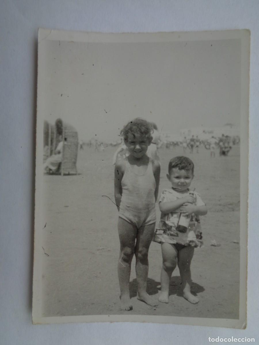 Fotografia antica: FOTO DE NI&Ntilde;OS EN BA&Ntilde;ADOR EN LA PLAYA