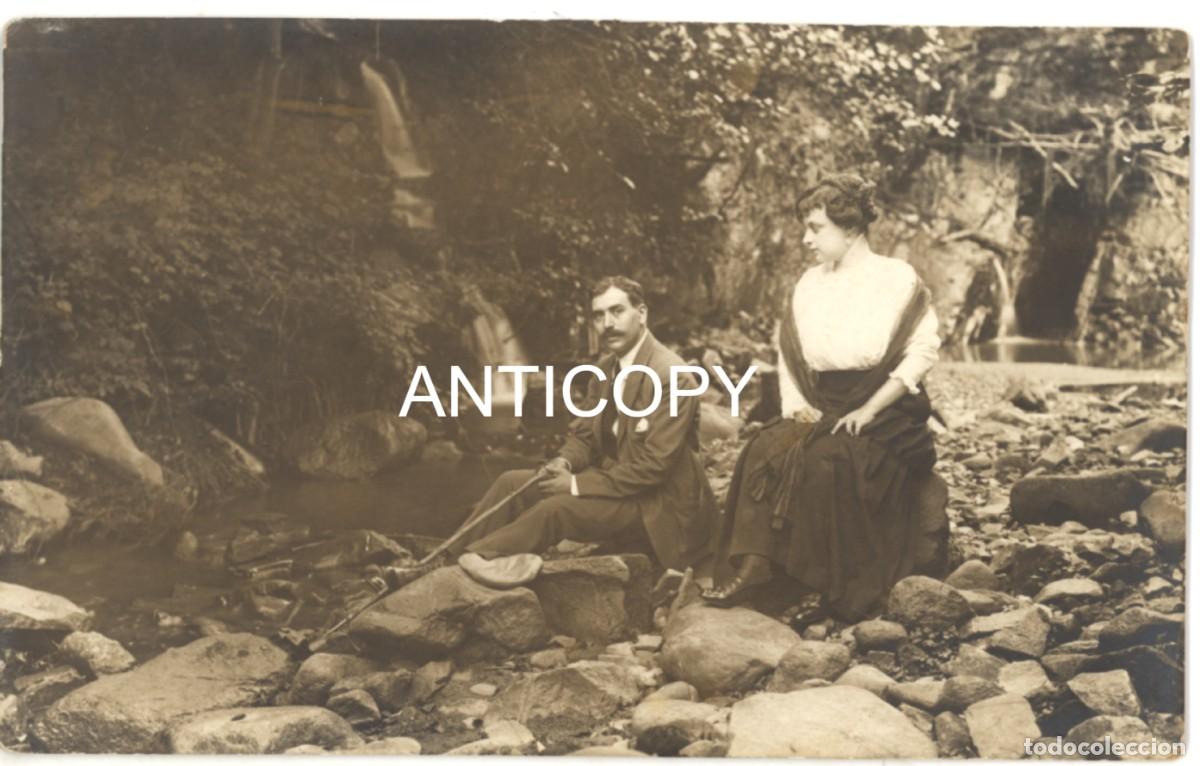 Fotograf&iacute;a antigua: Fotograf&iacute;a. Tarjeta Postal. De &eacute;poca. Pareja junto al r&iacute;o.