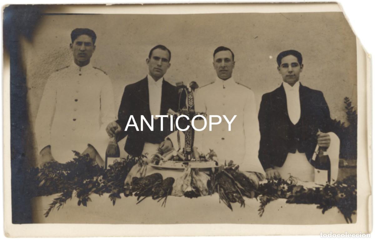 Fotograf&iacute;a antigua: Fotograf&iacute;a. Tarjeta Postal. De &eacute;poca. Camareros de gala. Localizaci&oacute;n desconocida.