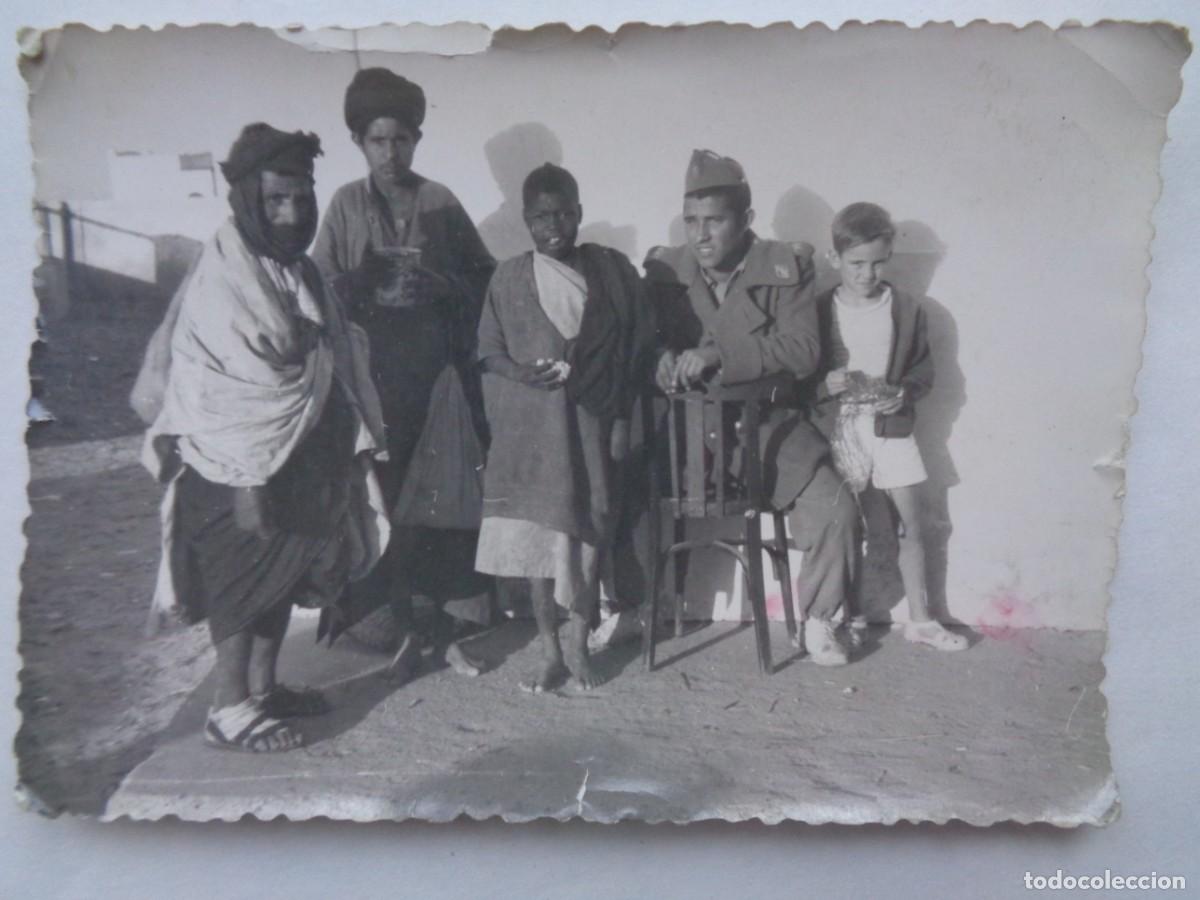 Fotograf&iacute;a antigua: LA LEGION : FOTO DE LEGIONARIO CON SAHARAUIS . SAHARA ESPA&Ntilde;OL