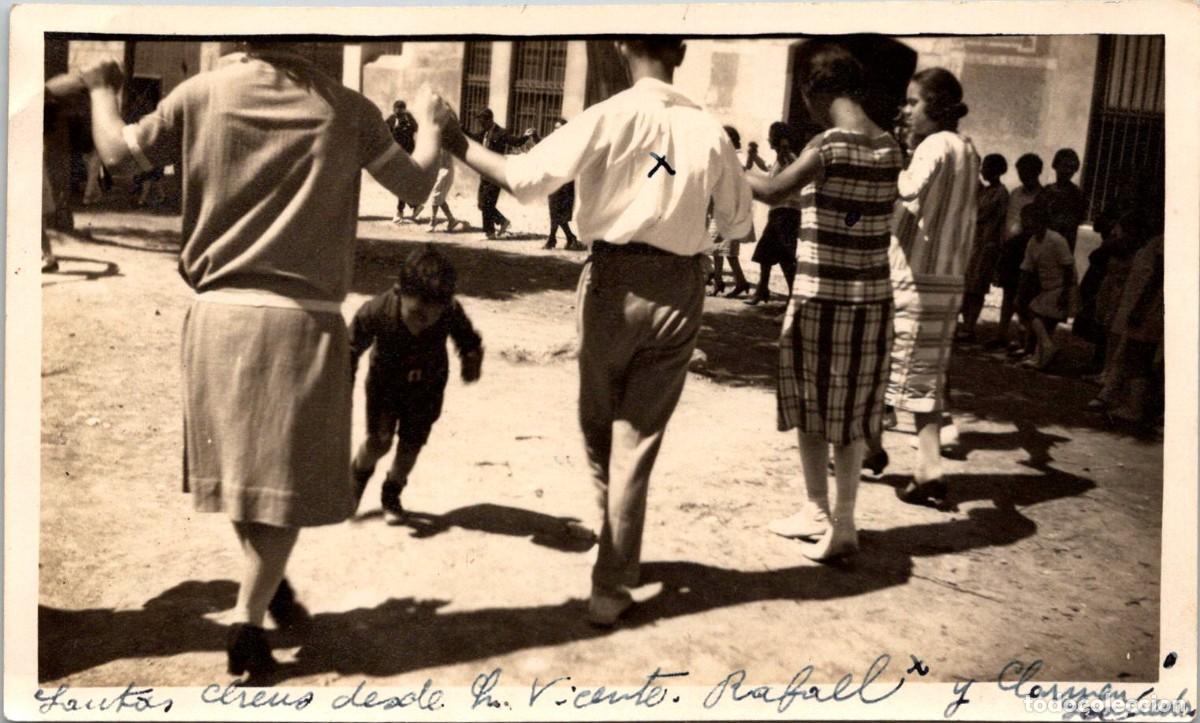 Fotografia antiga: Santes Creus - Pati d'Entrada ? - Sardanes i nen jugant - 1925 - Fotograf&iacute;a - 128x77mm
