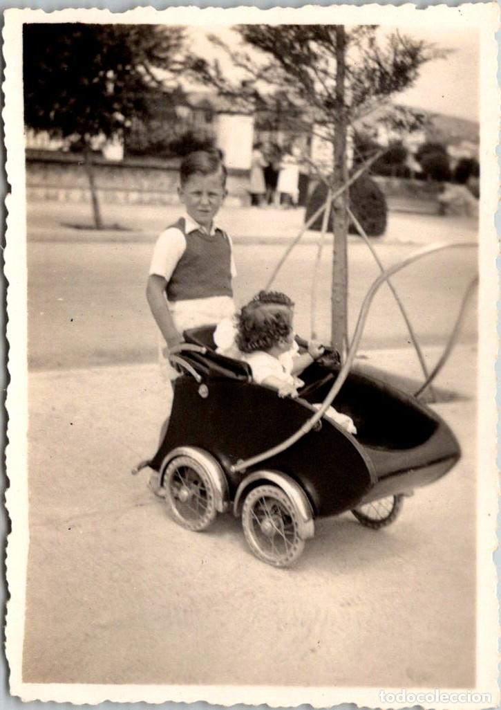 Fotograf&iacute;a antigua: Ni&ntilde;a en su Cochecito de &Eacute;poca &Uacute;ltimo Modelo - Hermano la Vigila - Peque&ntilde;a Fotograf&iacute;a - 87x61mm