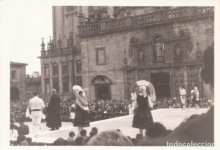 Fotograf&iacute;a antigua: FOTO, SANTIAGO DE COMPOSTELA-FACHADA DE LA QUINTANA, GRUPO DANZAS VASCAS BAILANDO, 1965, 7,5X10,5