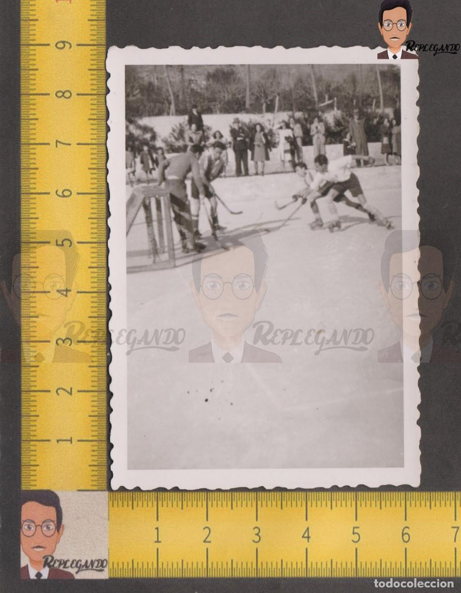 Photographie ancienne: CHICOS JUGANDO UN PARTIDO DE HOCKEY SOBRE PATINES - FOTO ANTIGUA A&Ntilde;OS 40/50 - DEPORTE ESPA&Ntilde;A