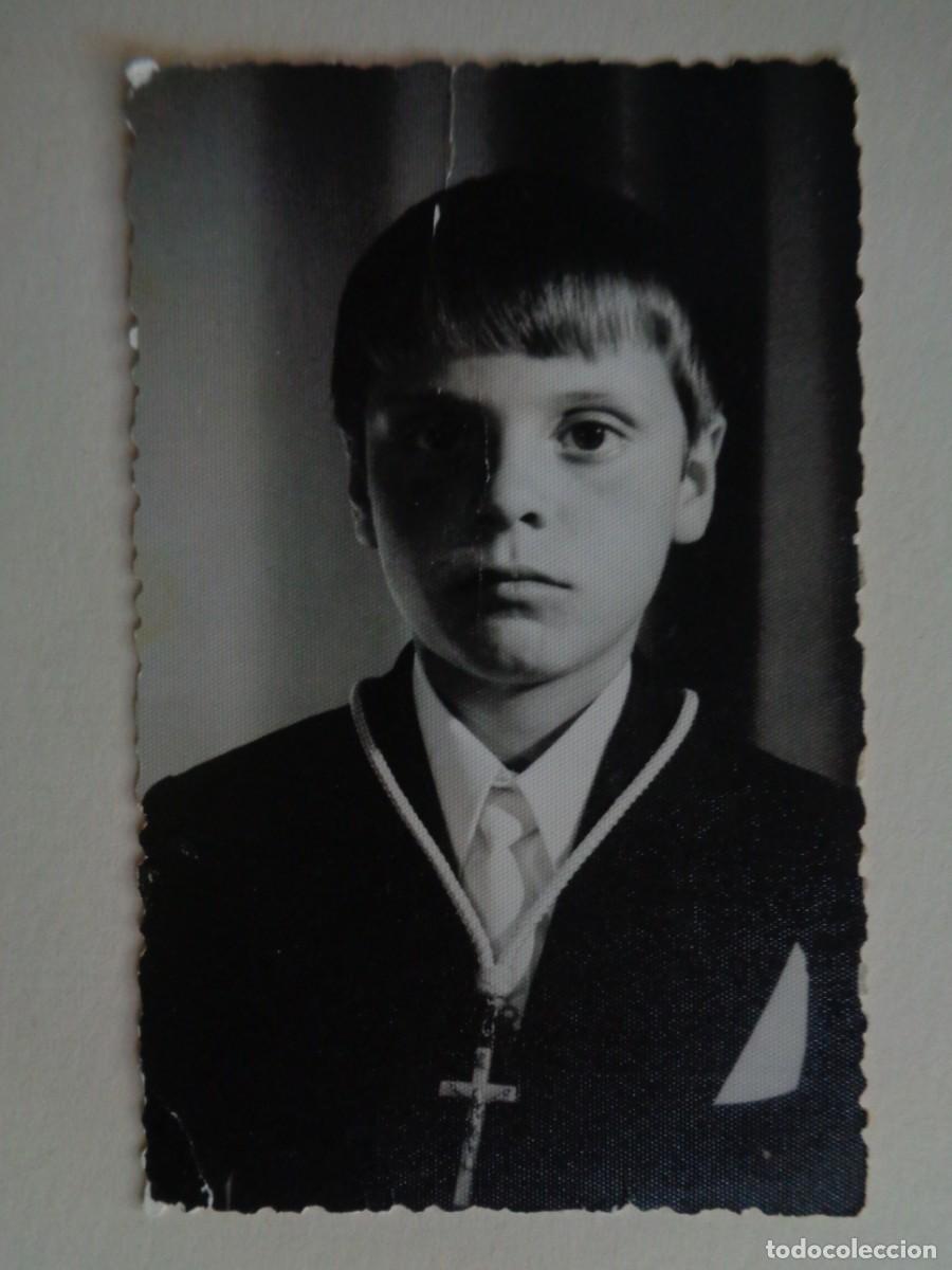 Fotografia antiga: PRECIOSA FOTO DE ESTUDIO DE NI&Ntilde;O DE PRIMERA COMUNION EN ESTAMPA, 1973. SEVILLA