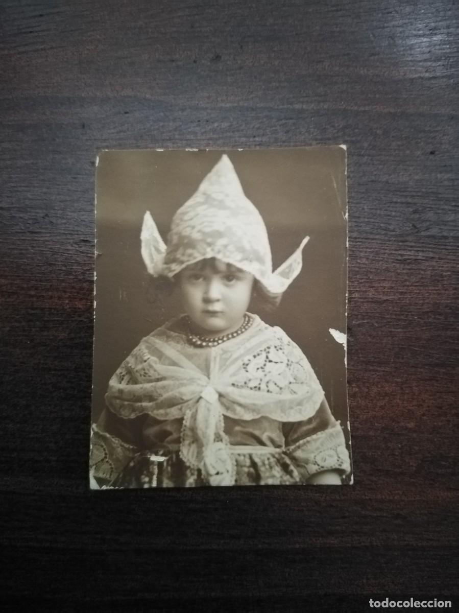 Fotografia antica: Antigua foto ni&ntilde;a vestida tradicional. Muy bonita.