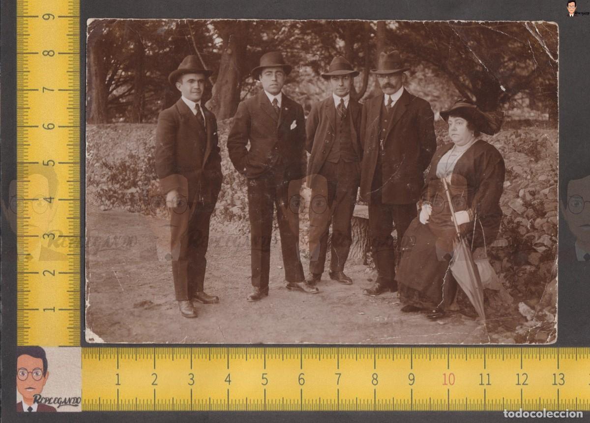 Alte Fotografie: D&Iacute;A DE CAMPO - HOMBRES Y MUJER DE CLASE ALTA POSANDO EN PARQUE - FOTO ANTIGUA CIRCA 1900 ESPA&Ntilde;A