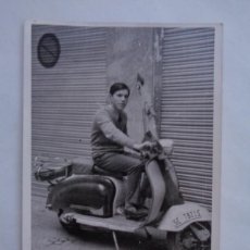 Fotografía antigua: FOTO DE JOVEN EN MOTO VESPA MATRICULA DE SEVILLA
