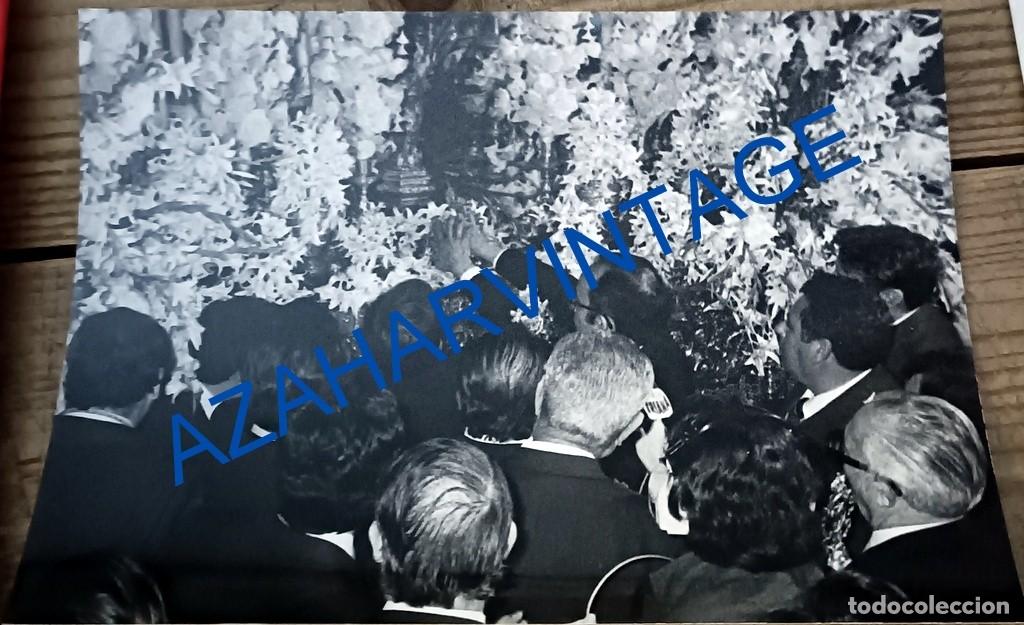 Fotograf&iacute;a antigua: SEVILLA, 1984, EL ALCALDE LLAMANDO AL PALIO DE LA ESPERANZA DE TRIANA, CORONACION, 178X128MM