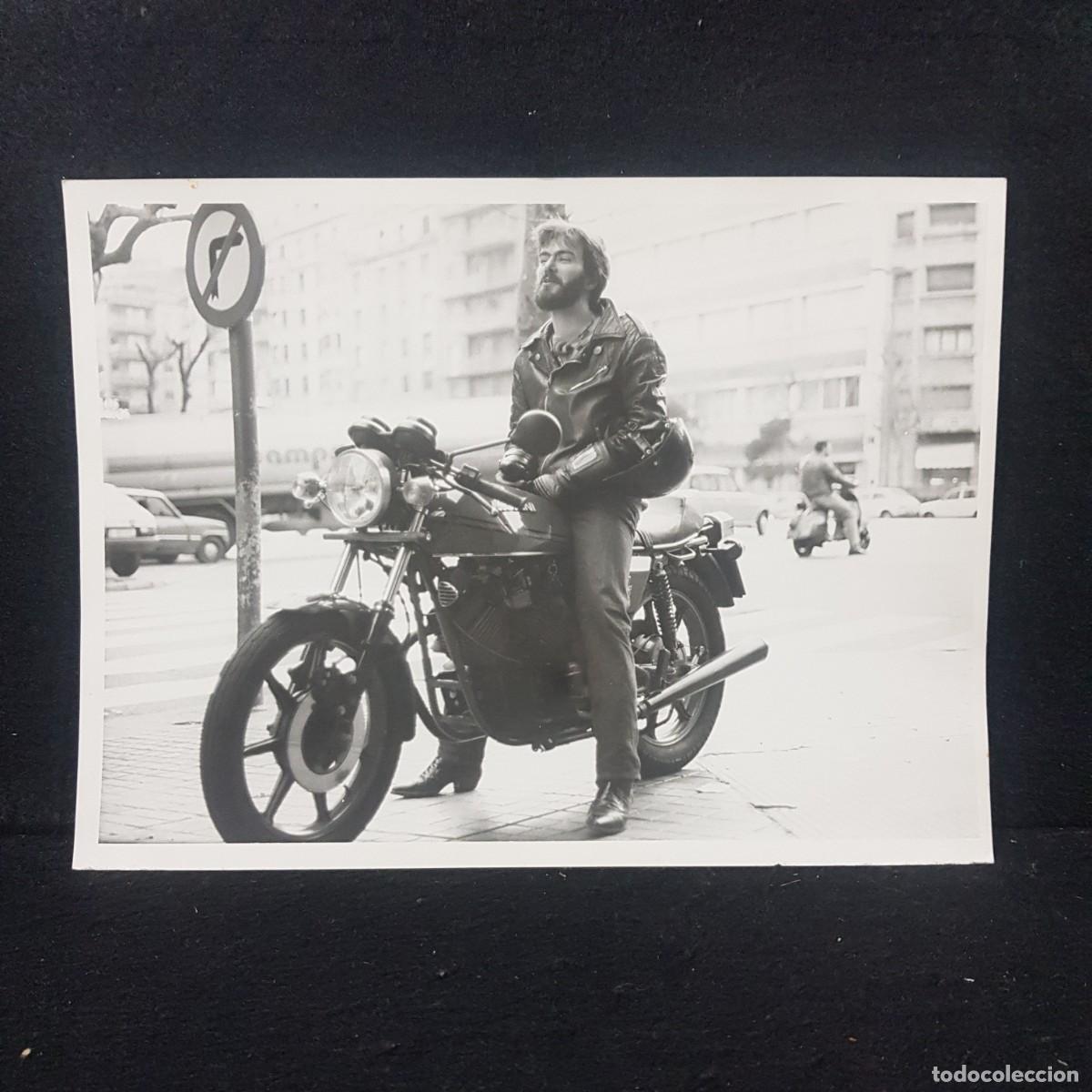 Fotograf&iacute;a antigua: ANTIGUA FOTO BLANCO Y NEGRO - HOMBRE CON MOTO CLASICA - 24X18 Cm / 1