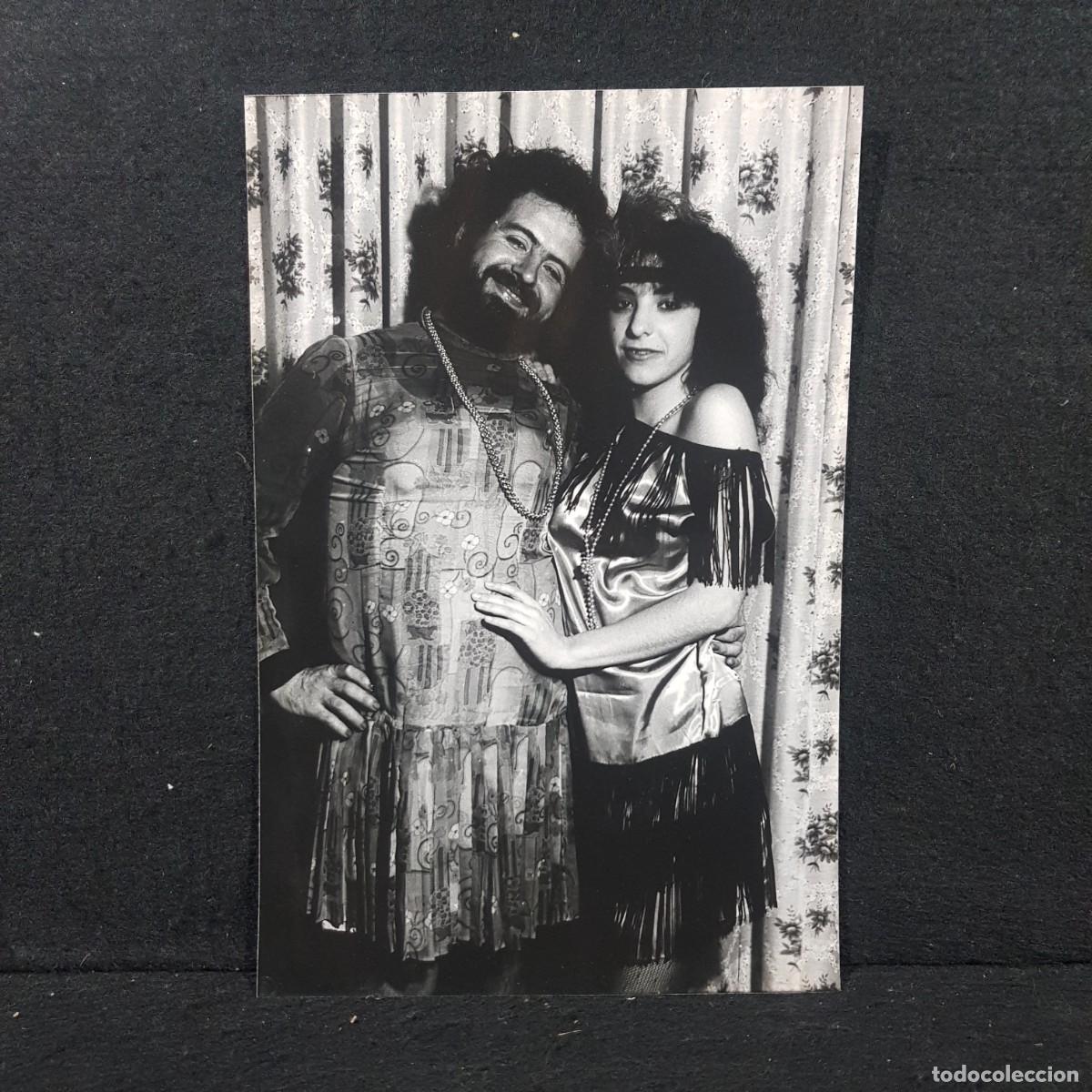 Fotografia antica: ANTIGUA FOTO BLANCO Y NEGRO - PAREJA HIPPIE DE LOS A&Ntilde;OS 60 - 15X23 Cm / 4