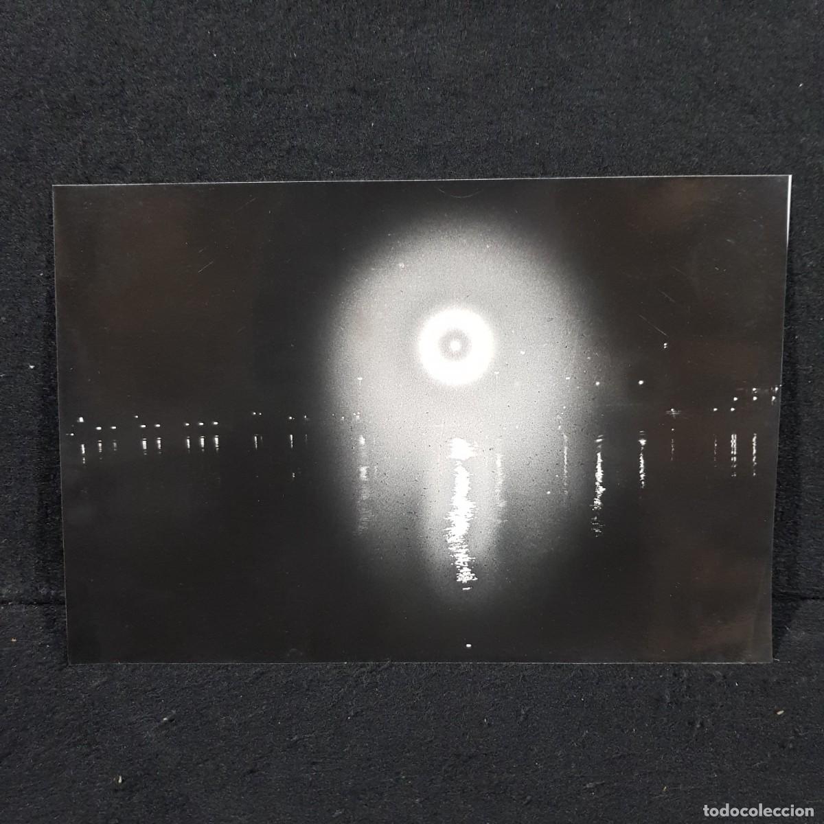 Alte Fotografie: ANTIGUA FOTO BLANCO Y NEGRO - FARO EN PUERTO DE NOCHE - 24X16 Cm / 27