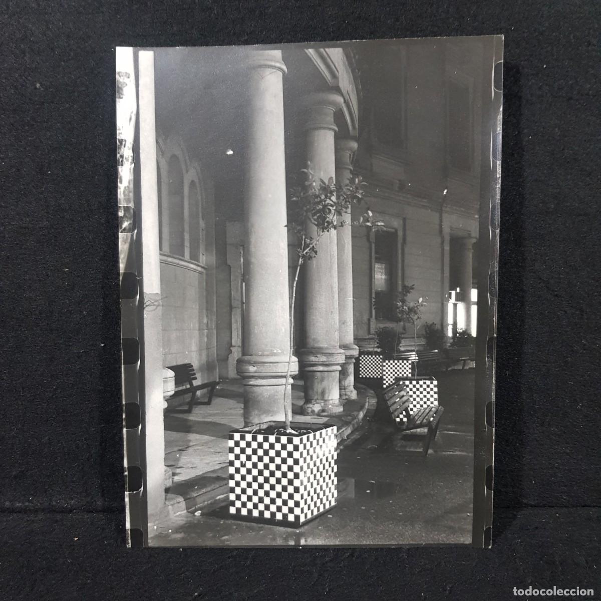Fotograf&iacute;a antigua: ANTIGUA FOTO BLANCO Y NEGRO - CALLE CON FACHADA DE EDIFICIOS DE NOCHE - 18X24 Cm / 28