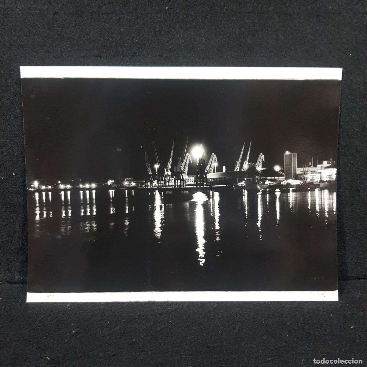 Fotografia antica: ANTIGUA FOTO BLANCO Y NEGRO - PANORAMA DE NOCHE DE MUELLE - 24X18 Cm / 30