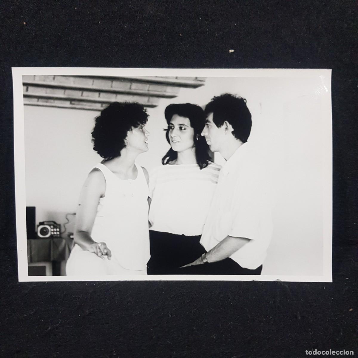 Fotografia antica: ANTIGUA FOTO BLANCO Y NEGRO - PERSONAS CHARLANDO - 18X12 Cm / 37
