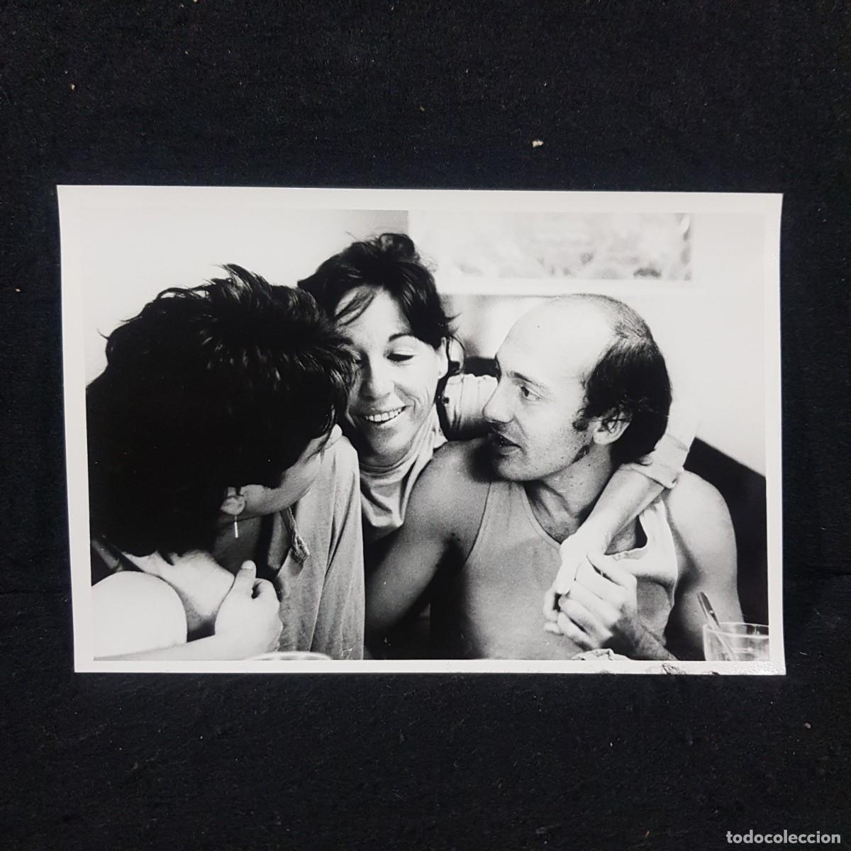 Alte Fotografie: ANTIGUA FOTO BLANCO Y NEGRO - PERSONAS SONRIENDO Y MIRANDO ENTRE ELLAS - 18X12 Cm / 40