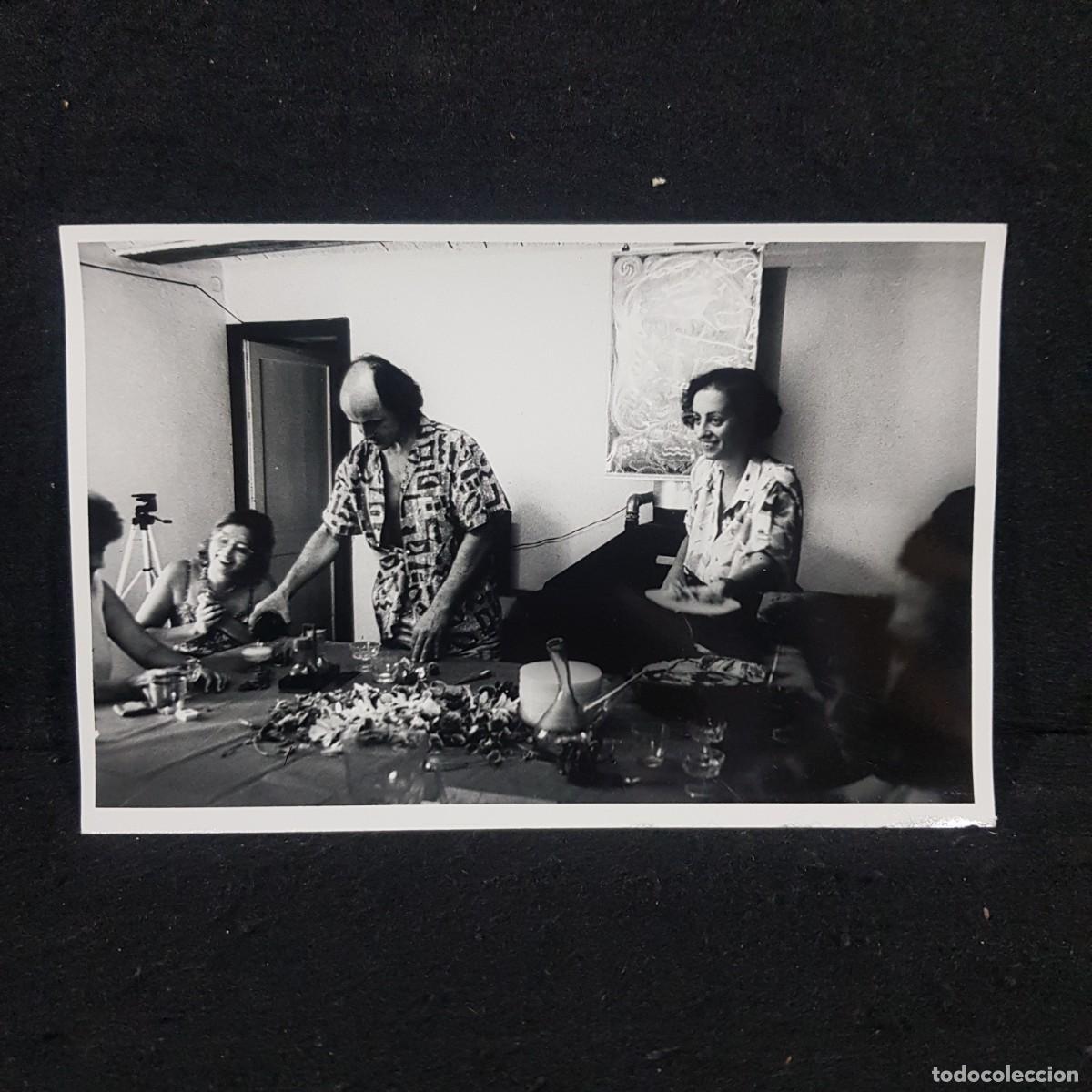 Fotograf&iacute;a antigua: ANTIGUA FOTO BLANCO Y NEGRO - PERSONAS RIENDO Y CHARLANDO EN COMIDA - 18X12 Cm / 41