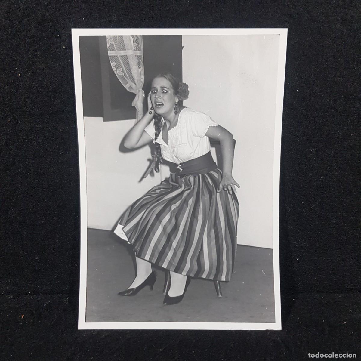 Antique Photography: ANTIGUA FOTO BLANCO Y NEGRO - MUJER EN PRESENTACI&Oacute;N DE ACTUACI&Oacute;N - 11X17 Cm / 52