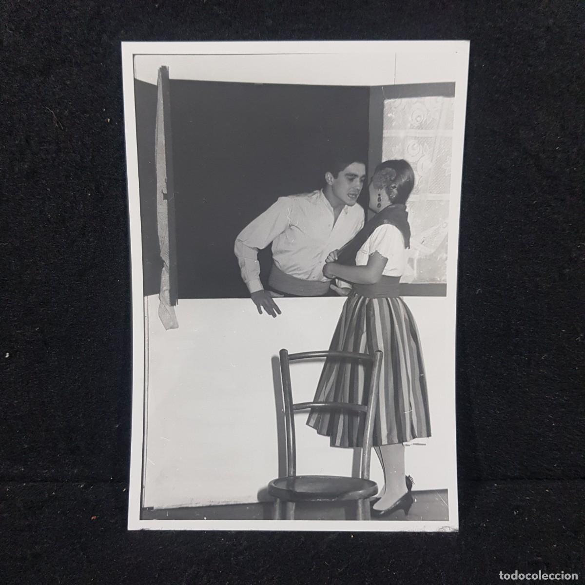 Fotograf&iacute;a antigua: ANTIGUA FOTO BLANCO Y NEGRO - PAREJA DE ACTORES EN PRESENTACI&Oacute;N DE ACTUACI&Oacute;N - 11X17 Cm / 54