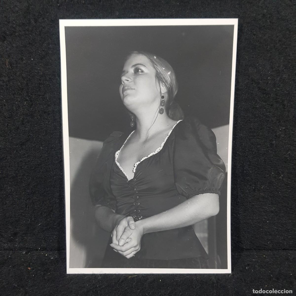 Fotografia antica: ANTIGUA FOTO BLANCO Y NEGRO - MUJER EN PRESENTACI&Oacute;N DE ACTUACI&Oacute;N - 11X17 Cm / 56