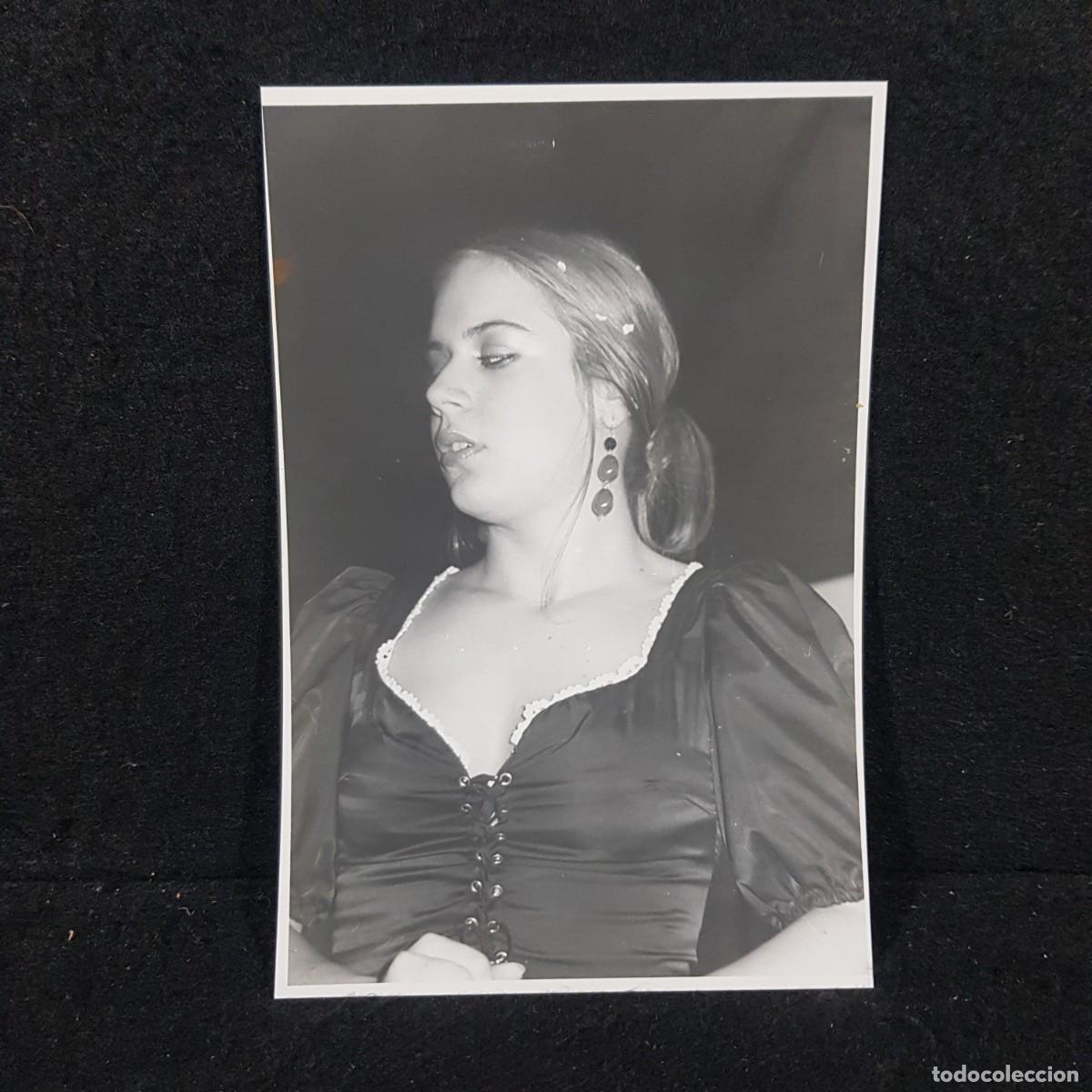 Alte Fotografie: ANTIGUA FOTO BLANCO Y NEGRO - ELEGANTE MUJER CON MIRADA SENSUAL - 11X16 Cm / 59