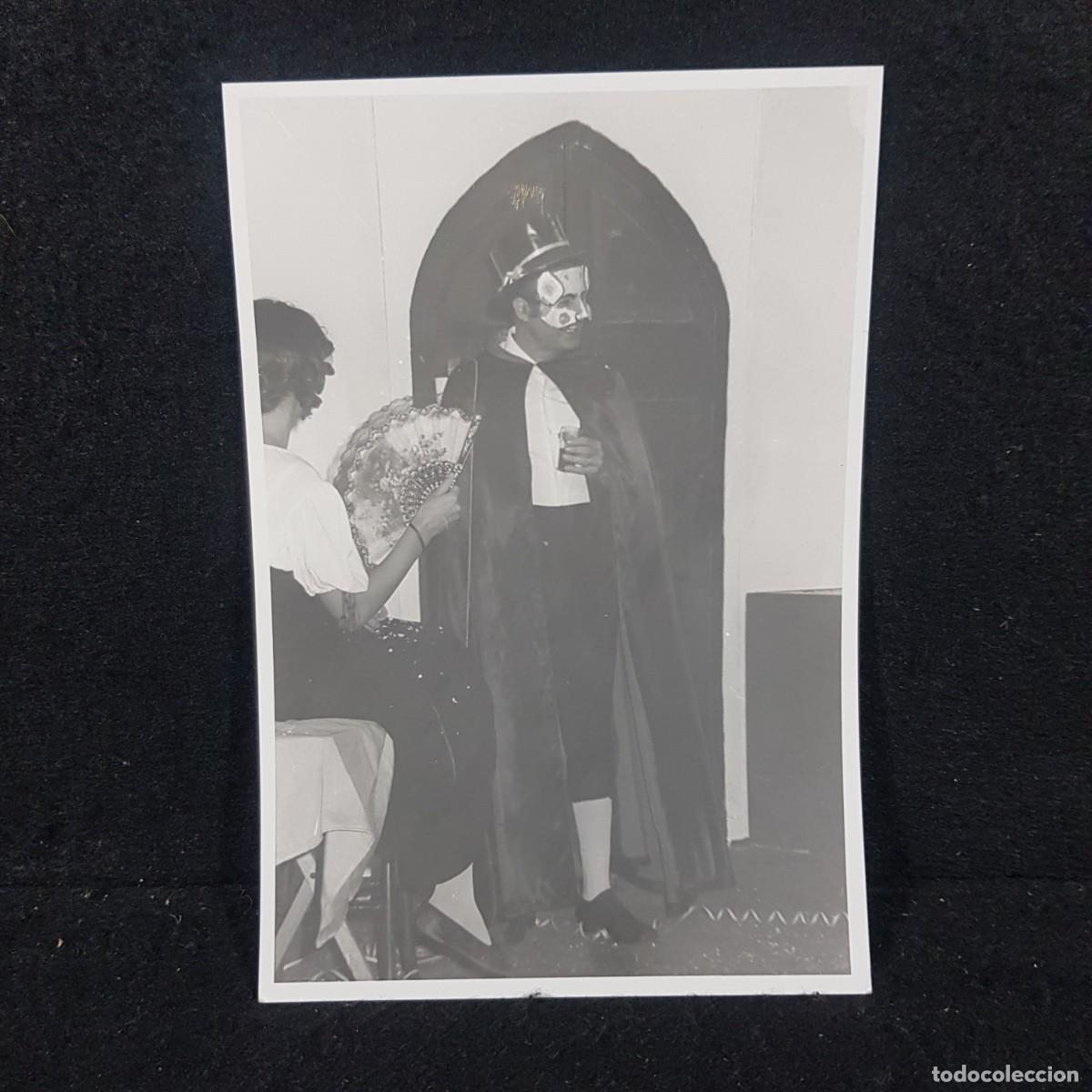 Fotograf&iacute;a antigua: ANTIGUA FOTO BLANCO Y NEGRO - HOMBRE CON ANTGUO DISFRAZ DE CARNAVAL - 11X17 Cm / 60