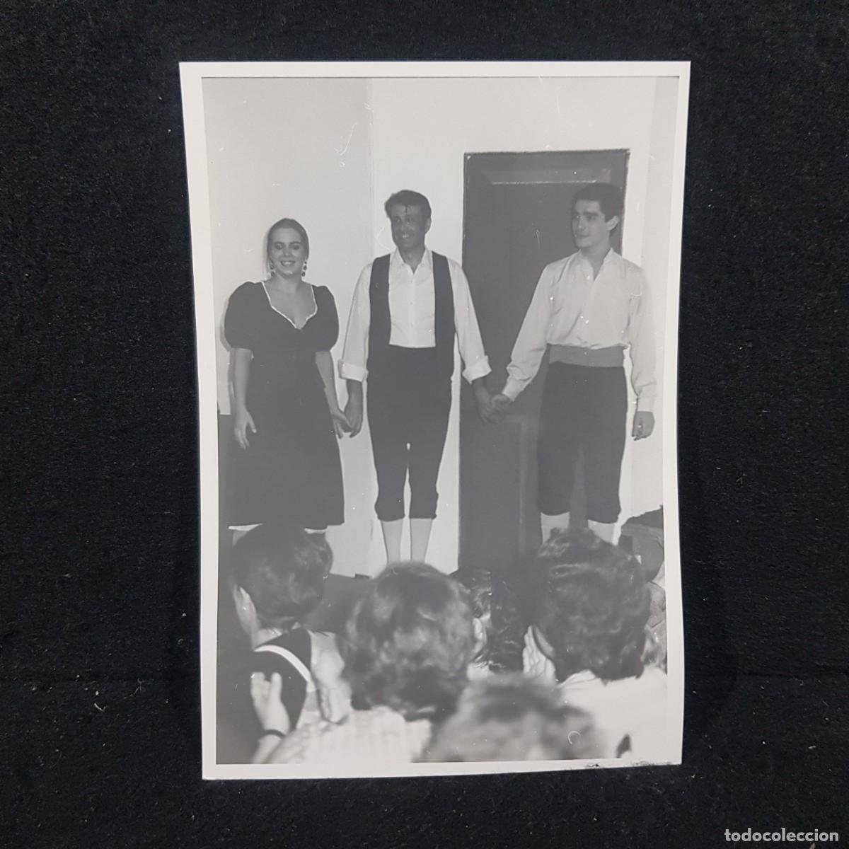 Fotografia antica: ANTIGUA FOTO BLANCO Y NEGRO - PERSONAS EN PRESENTACI&Oacute;N DE ACTUACI&Oacute;N - 11X16 Cm / 62
