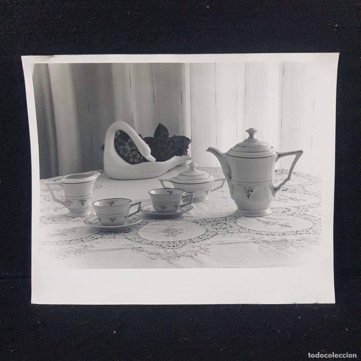 Alte Fotografie: ANTIGUA FOTO BLANCO Y NEGRO - PRECIOSO CONJUNTO DE PORCELANA DE DISE&Ntilde;O - 25X20 Cm / 72